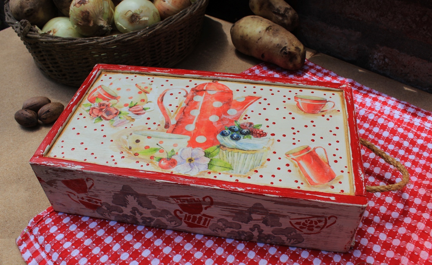 Caja con decoupage y lunares con bolillo